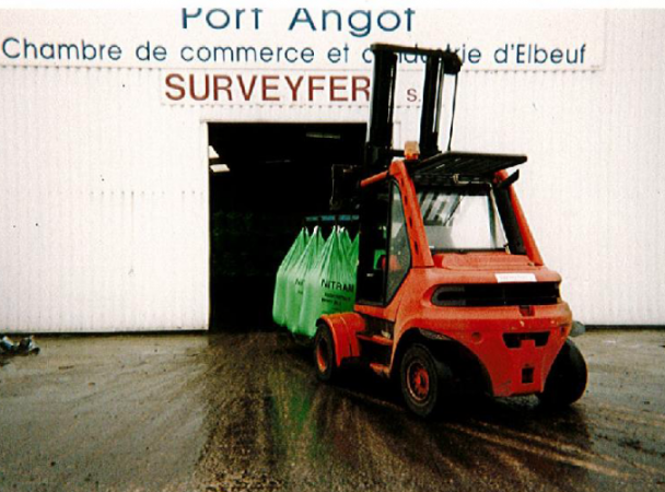 engin au port angot - manutention et logistique portuaire normandie -