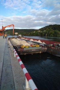 logistique portuaire normandie - dechargement de peniche - manutention portuaire elbeuf